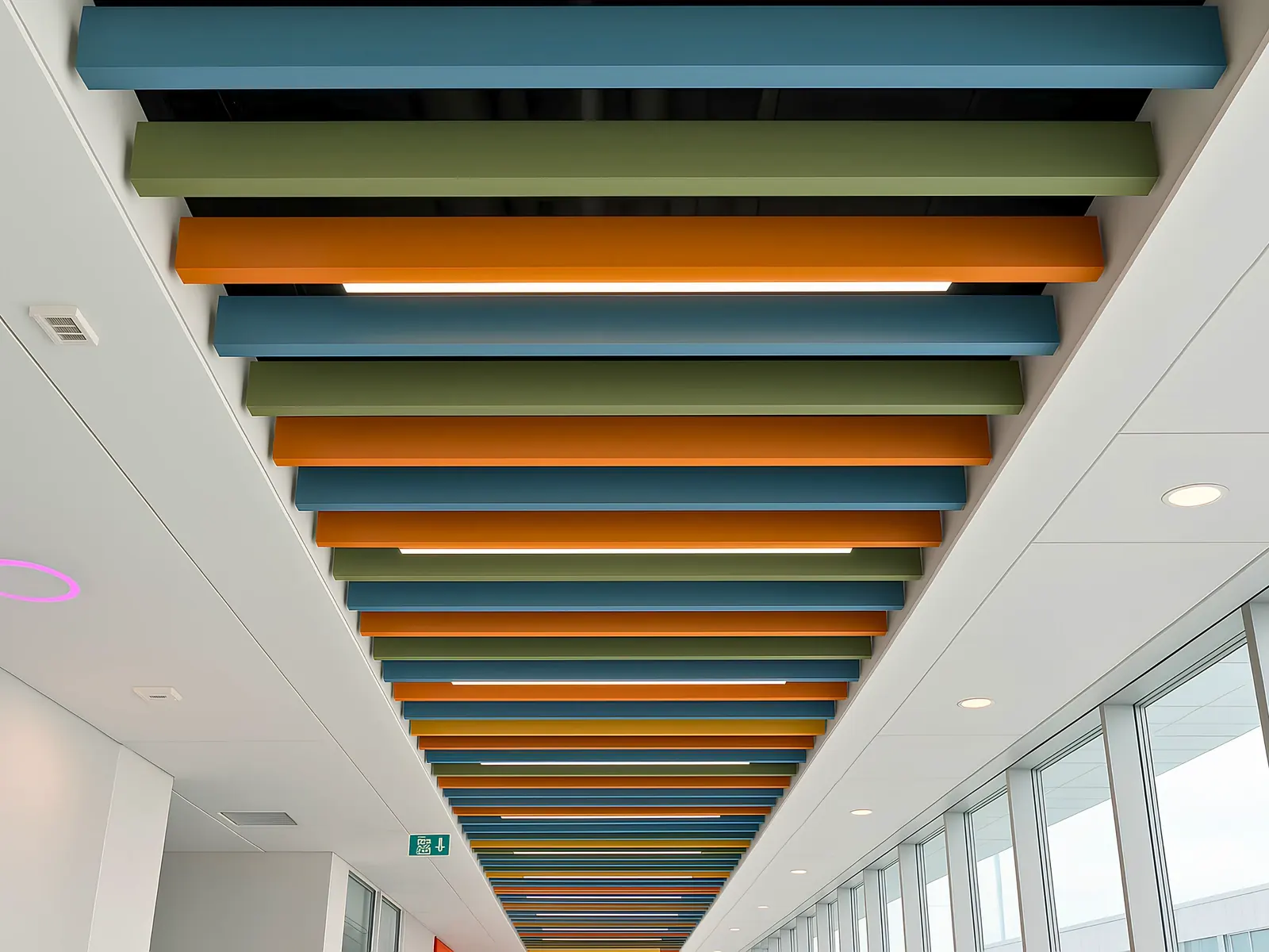 Mavi, yeşil ve turuncu baffle panellerle renkli tavan, ofis koridoru